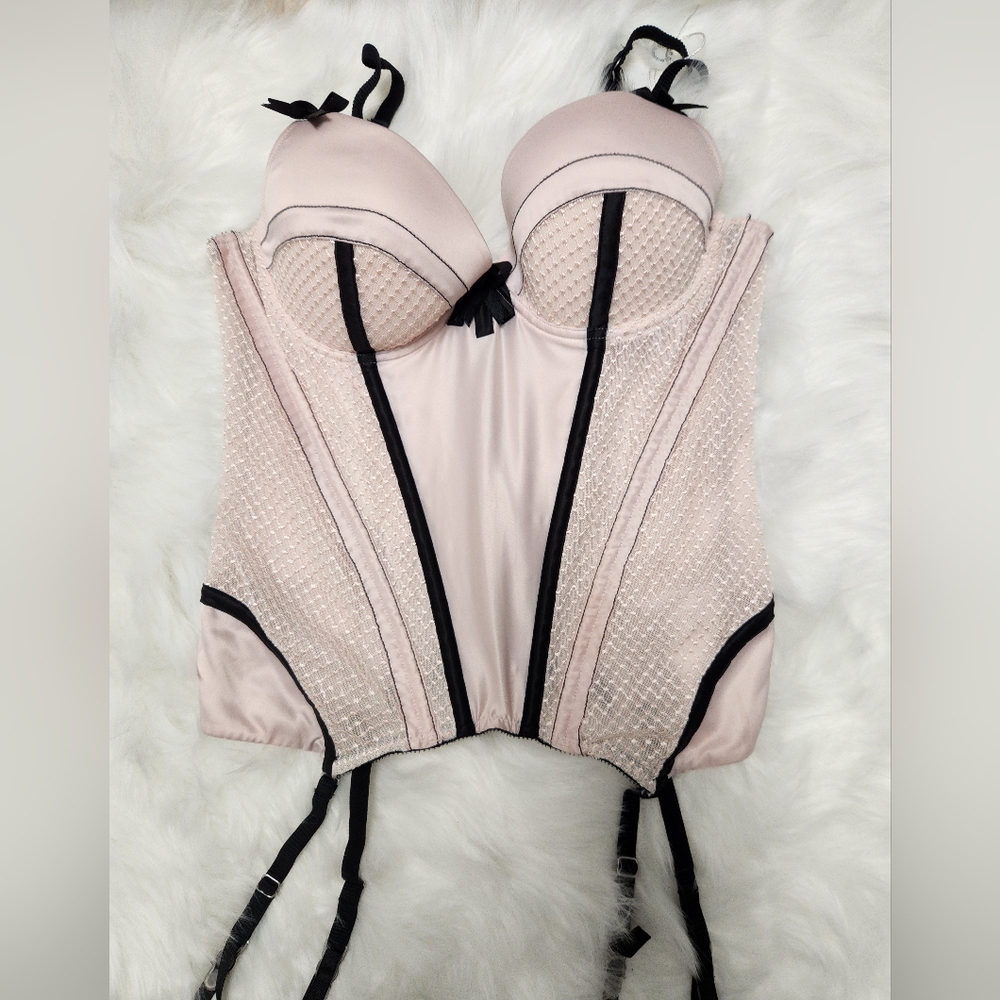 Gorgeous!!!!. Corset brand New. Baby Pink and black 34 C stunning